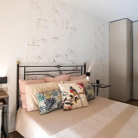 Guesthost - Stylish Modern Flat With Private Garden アパート コモ