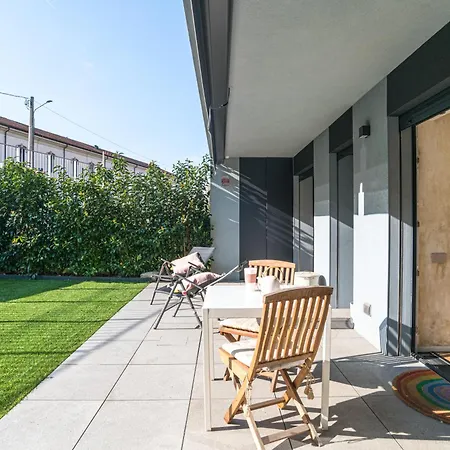 Guesthost - Stylish Modern Flat With Private Garden コモ